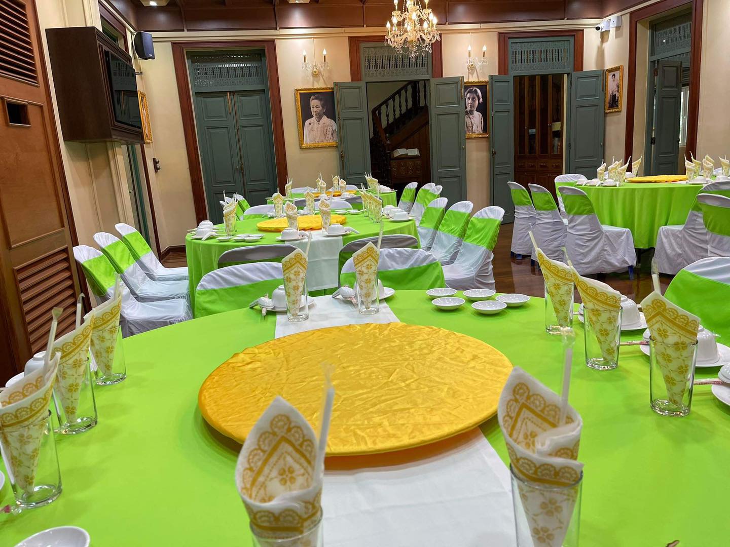 Tables and chairs setup
